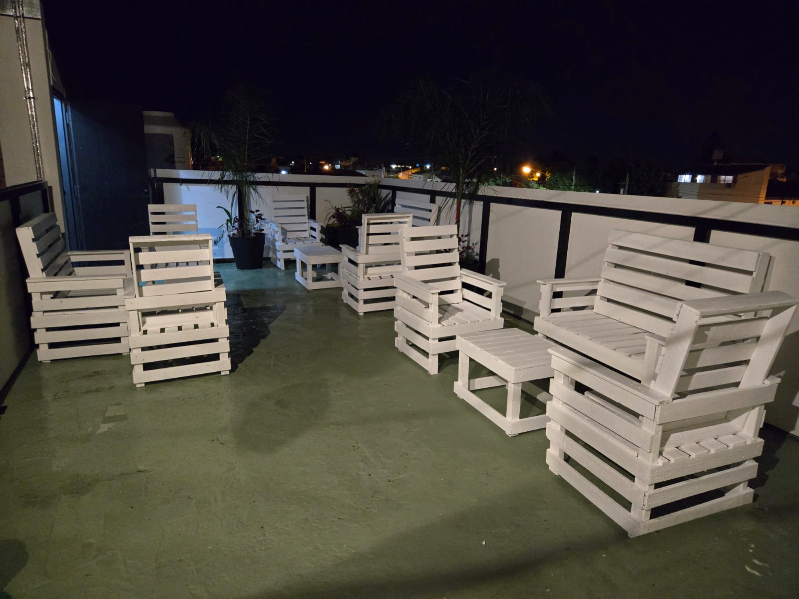 Terraza del geriátrico con sillones y plantas